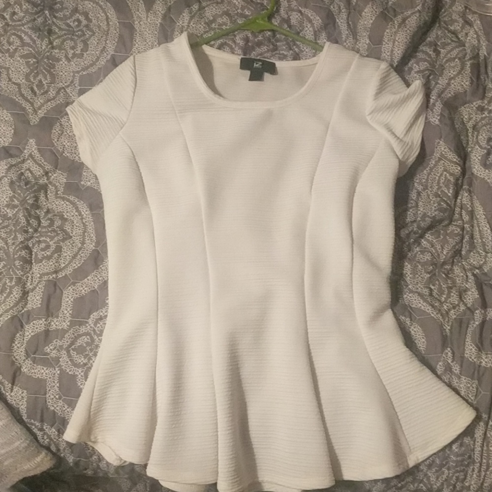 Cute white top iZ byer